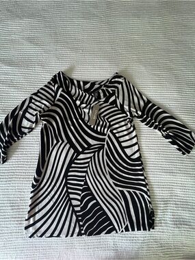 Chico's Black and White Swirl Wide V Neck Stripe Top Size 0 / Women’s 4 NWT
